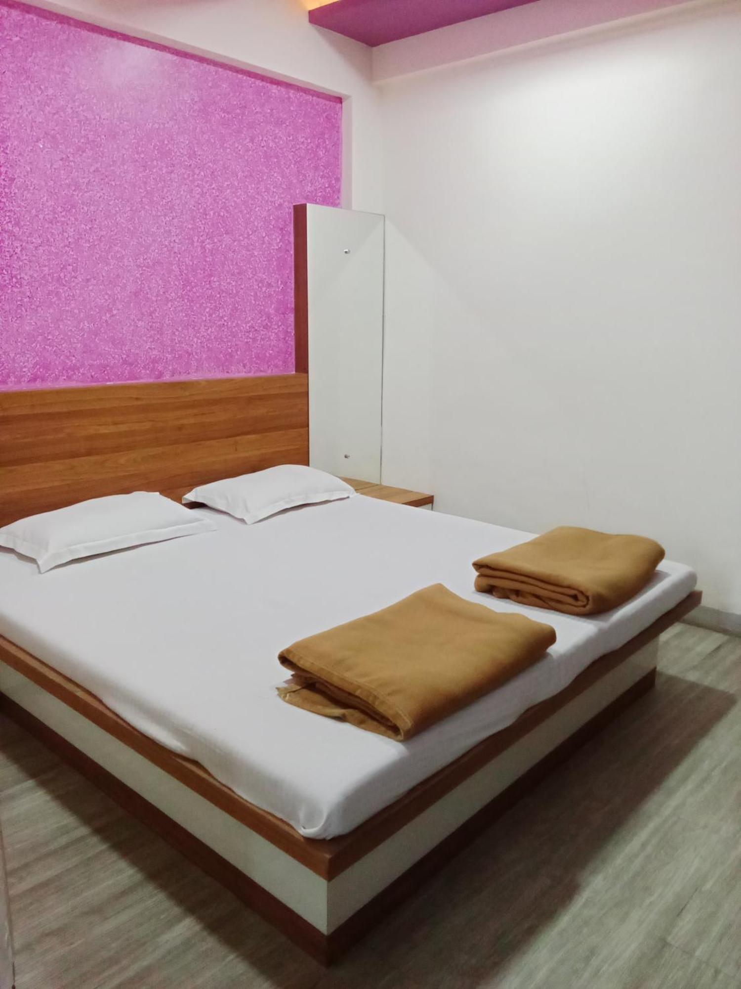 Hotel Shreejay Mahad Bagian luar foto