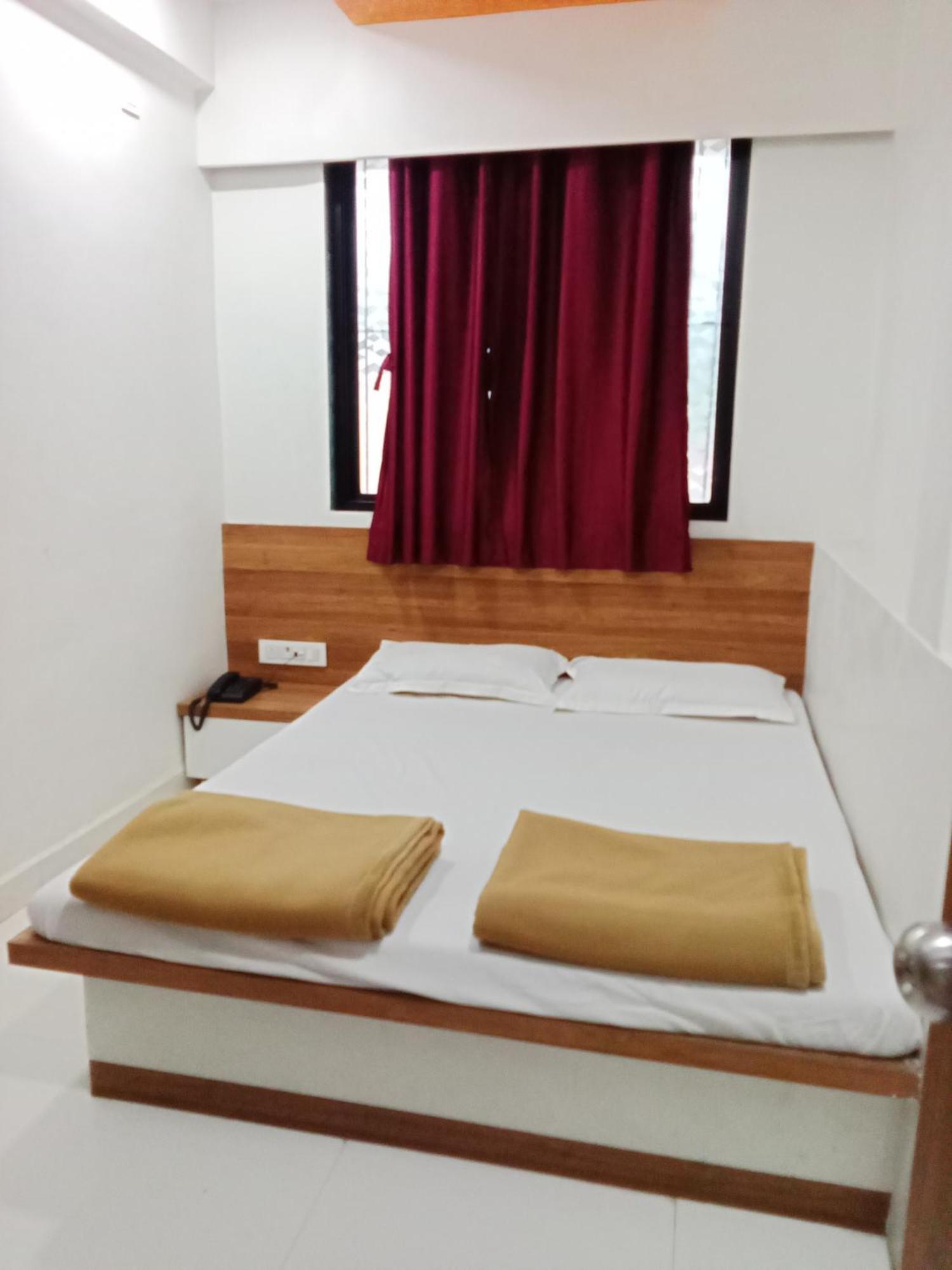 Hotel Shreejay Mahad Bagian luar foto