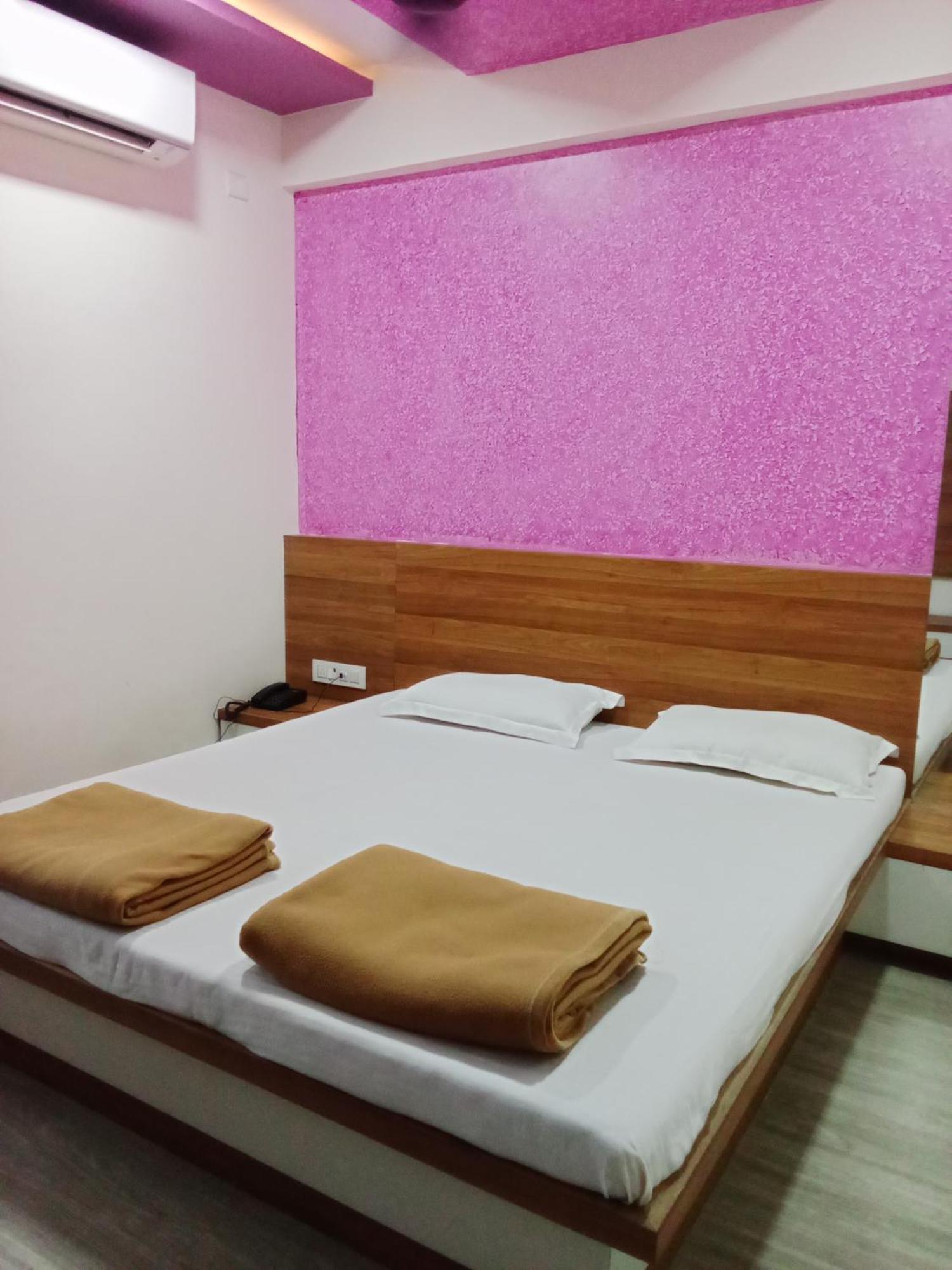 Hotel Shreejay Mahad Bagian luar foto